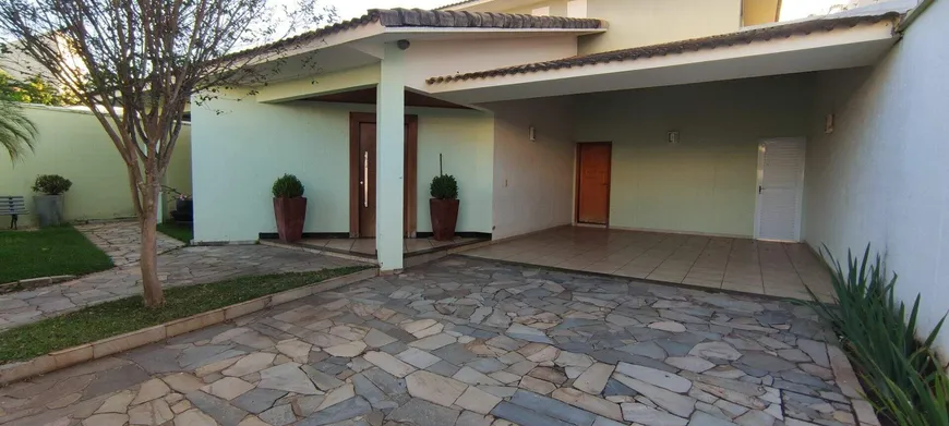 Foto 1 de Casa com 3 Quartos para alugar, 325m² em Morada da Colina, Uberlândia