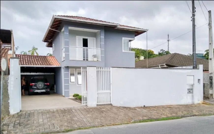 Foto 1 de Sobrado com 3 Quartos à venda, 190m² em Bom Retiro, Joinville