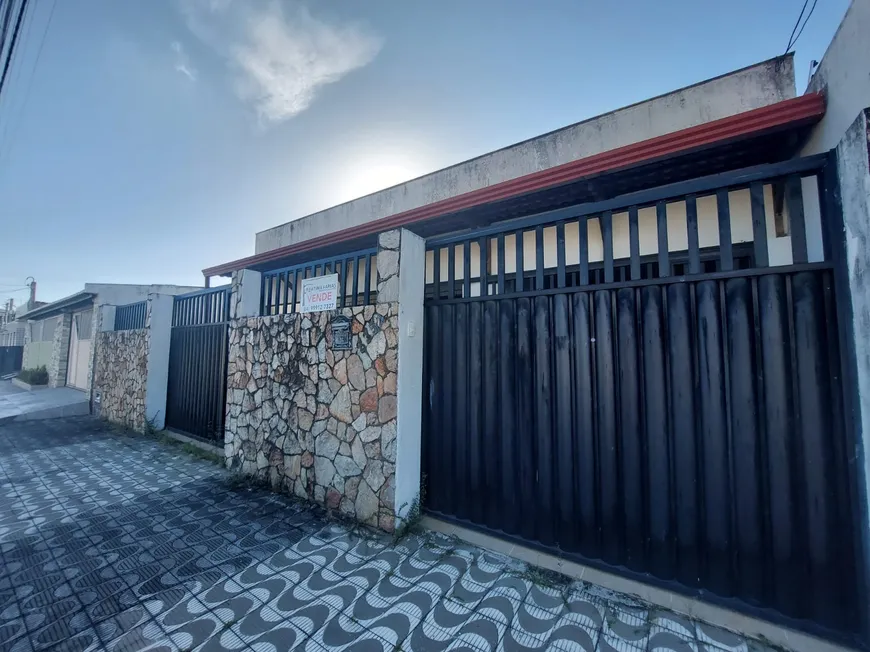 Foto 1 de Casa com 6 Quartos à venda, 362m² em Candelária, Natal