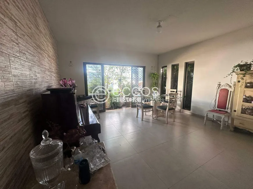 Foto 1 de Casa com 3 Quartos para alugar, 250m² em Lidice, Uberlândia