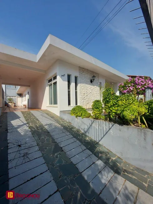 Foto 1 de Casa com 4 Quartos à venda, 325m² em Barreiros, São José