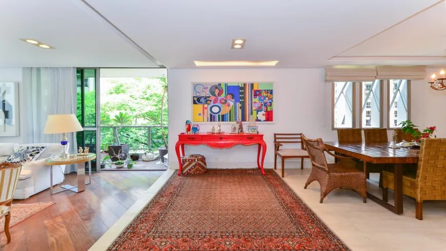 Foto 1 de Apartamento com 3 Quartos à venda, 234m² em Higienópolis, São Paulo