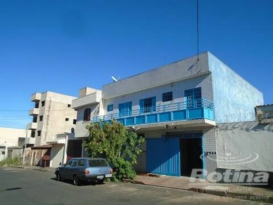 Foto 1 de Casa com 5 Quartos à venda, 306m² em Umuarama, Uberlândia