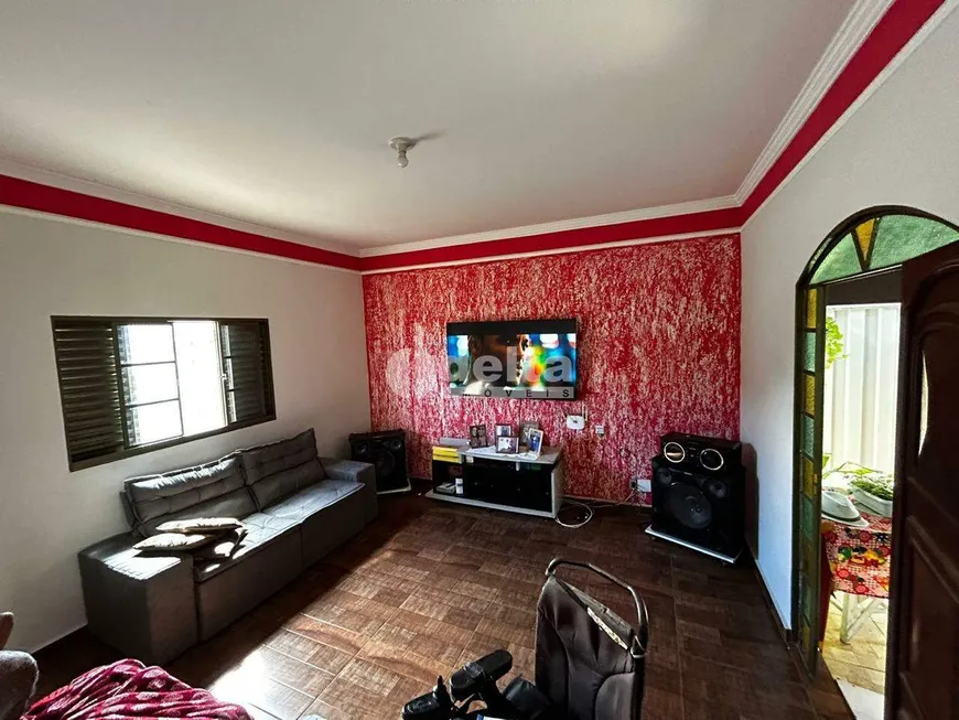 Foto 1 de Casa com 5 Quartos à venda, 150m² em Santa Mônica, Uberlândia