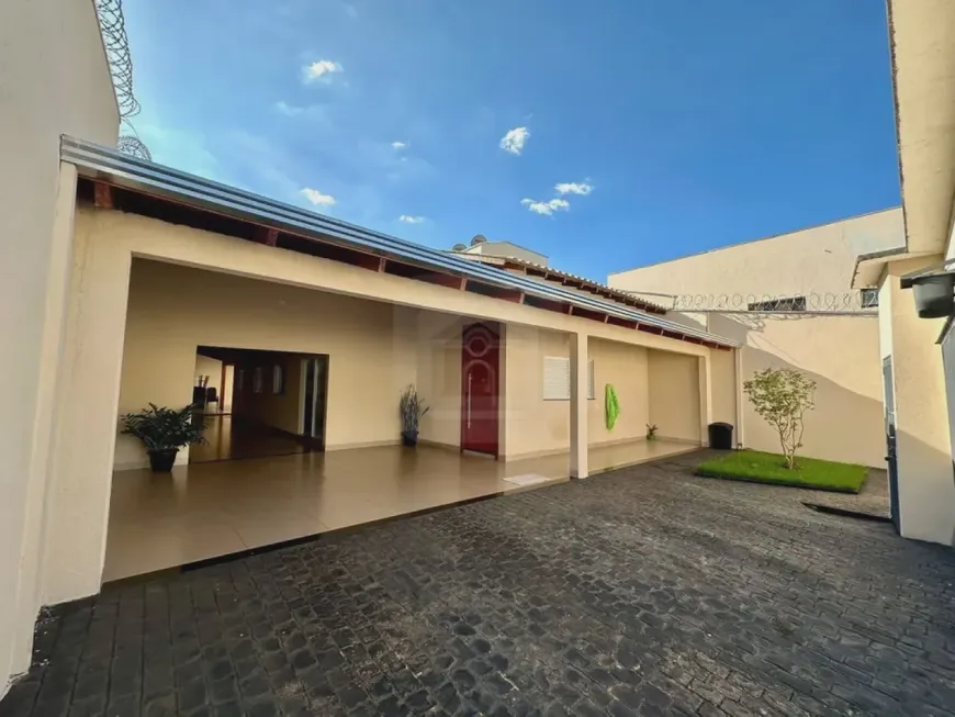 Foto 1 de Casa com 4 Quartos à venda, 249m² em Santa Mônica, Uberlândia