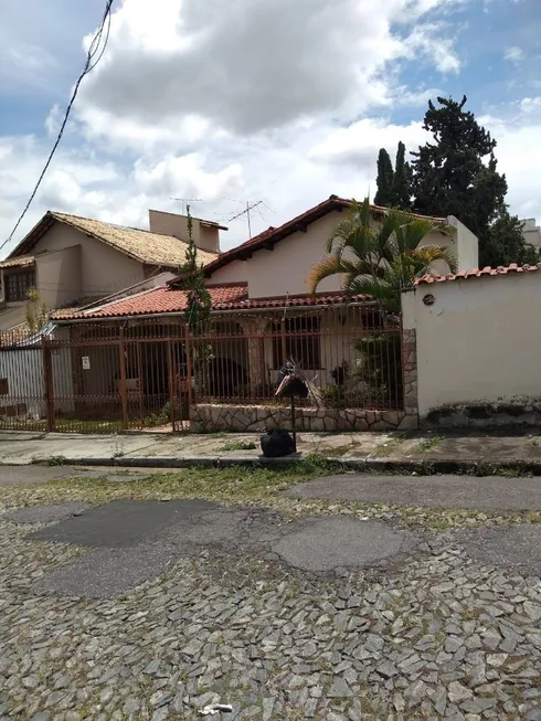 Foto 1 de Casa com 3 Quartos à venda, 256m² em Ouro Preto, Belo Horizonte