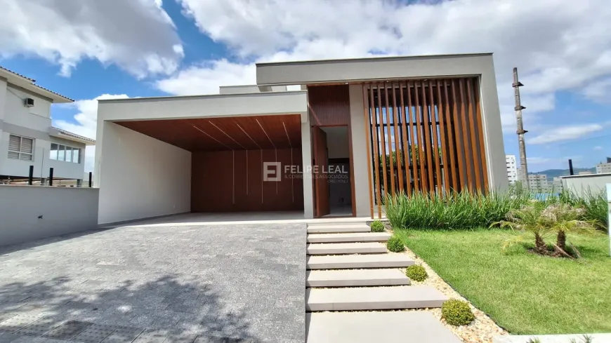 Foto 1 de Casa com 3 Quartos à venda, 227m² em Pedra Branca, Palhoça