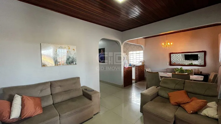 Foto 1 de Casa com 3 Quartos à venda, 174m² em Jardim Presidente, Cuiabá