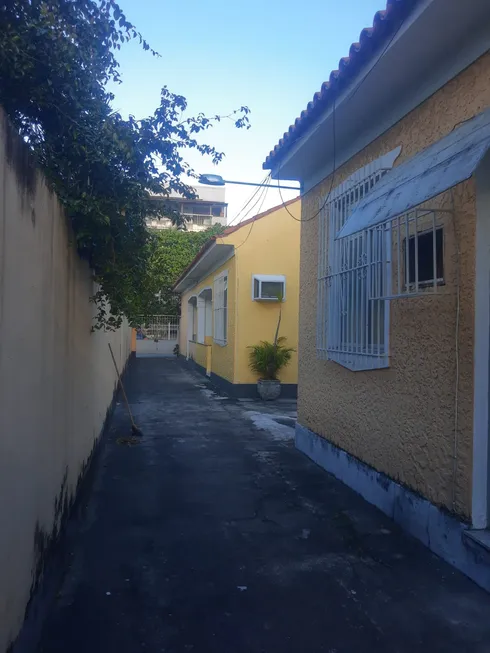 Foto 1 de Casa com 2 Quartos para alugar, 60m² em  Vila Valqueire, Rio de Janeiro