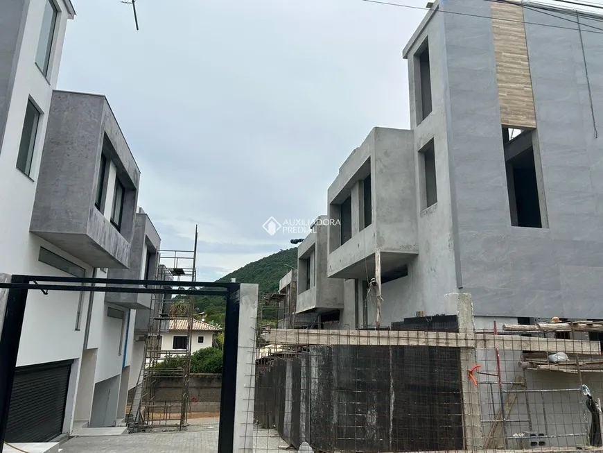 Foto 1 de Casa com 3 Quartos à venda, 208m² em Rio Tavares, Florianópolis
