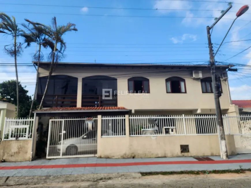 Foto 1 de Casa com 6 Quartos à venda, 220m² em Nossa Senhora do Rosário, São José