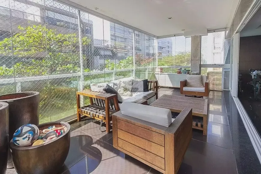 Foto 1 de Apartamento com 4 Quartos à venda, 213m² em Leblon, Rio de Janeiro