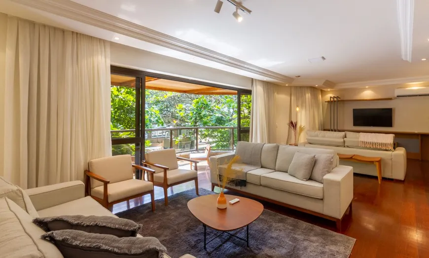 Foto 1 de Apartamento com 4 Quartos para alugar, 216m² em Leblon, Rio de Janeiro