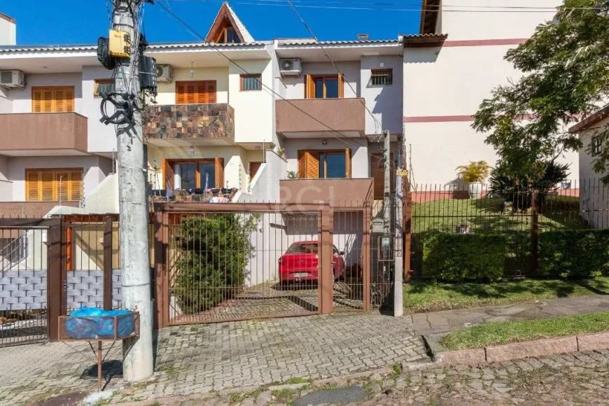 Foto 1 de Casa com 3 Quartos à venda, 166m² em Espiríto Santo, Porto Alegre