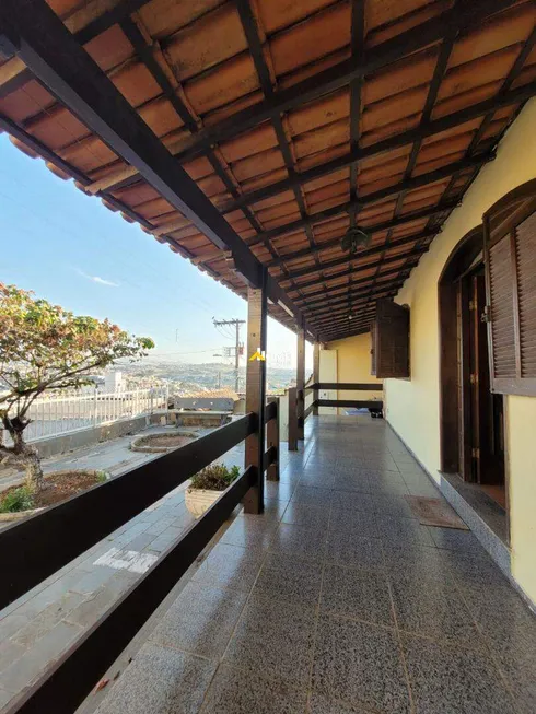 Foto 1 de Casa com 3 Quartos à venda, 276m² em Diamante, Belo Horizonte