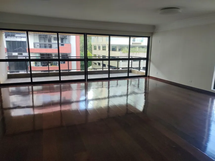 Foto 1 de Apartamento com 4 Quartos à venda, 250m² em Centro, Petrópolis