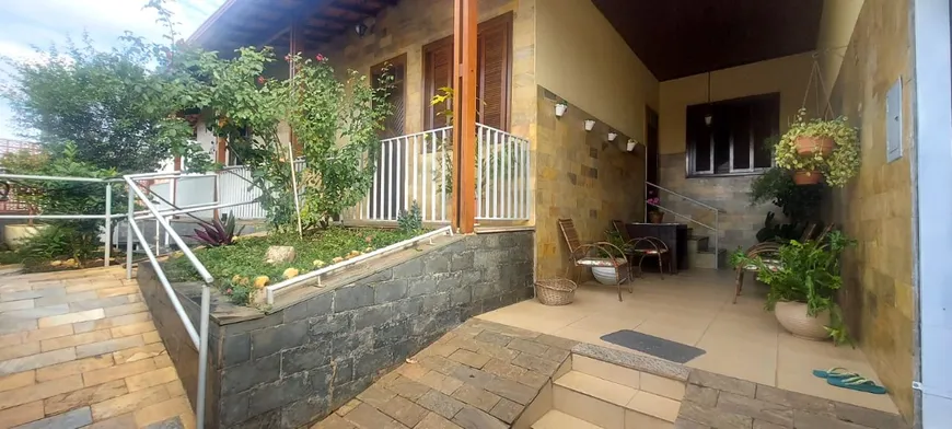 Foto 1 de Casa com 4 Quartos à venda, 300m² em Cachoeirinha, Belo Horizonte