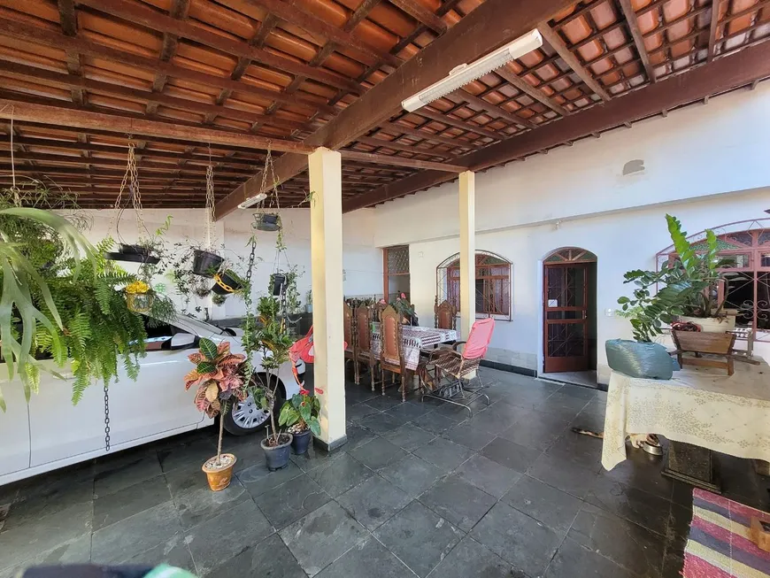 Foto 1 de Casa com 5 Quartos à venda, 150m² em Água Branca, Contagem