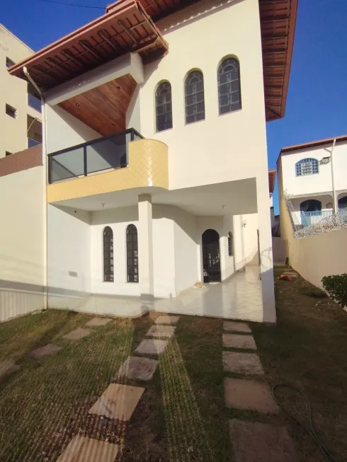 Foto 1 de Casa com 3 Quartos à venda, 250m² em Gra Duquesa, Governador Valadares