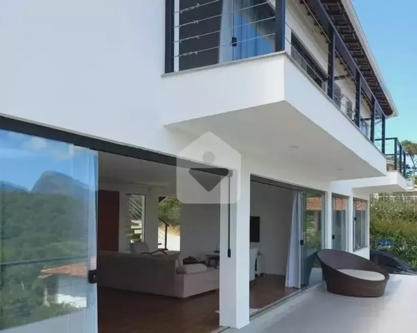 Foto 1 de Casa com 4 Quartos à venda, 330m² em Samambaia, Petrópolis