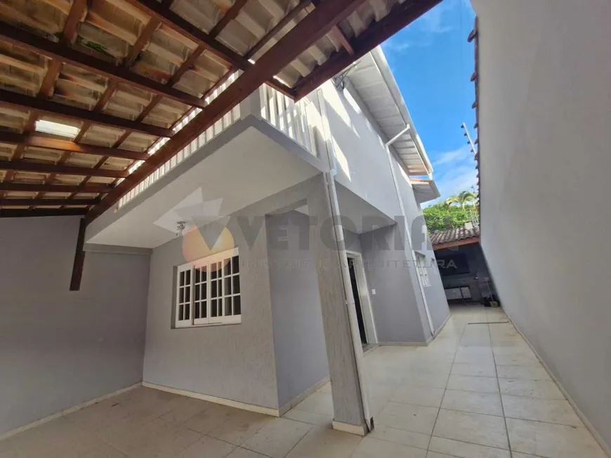 Foto 1 de Sobrado com 3 Quartos para venda ou aluguel, 146m² em Pontal da Cruz, São Sebastião