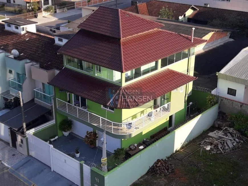 Foto 1 de Sobrado com 3 Quartos à venda, 260m² em Santo Antônio, Joinville