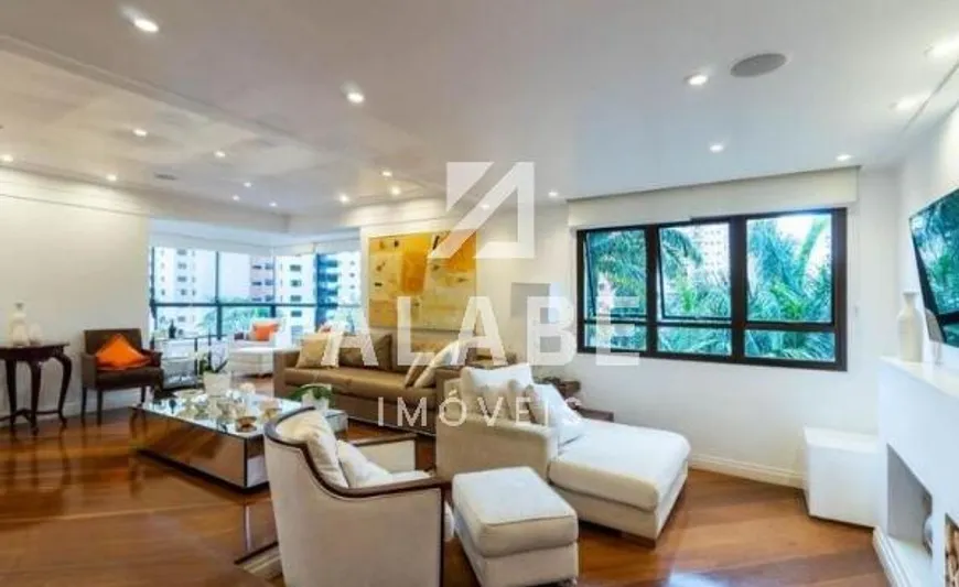Foto 1 de Apartamento com 3 Quartos para alugar, 220m² em Moema, São Paulo