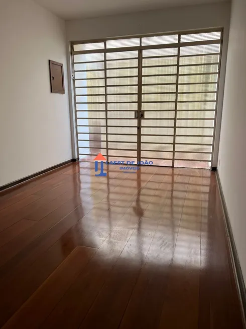 Foto 1 de Casa com 3 Quartos para alugar, 195m² em Jardim Aeroporto, São Paulo