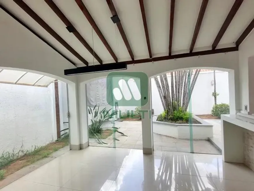 Foto 1 de Casa com 4 Quartos para alugar, 370m² em Tabajaras, Uberlândia