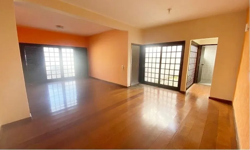 Foto 1 de Casa com 2 Quartos à venda, 150m² em Parque Maria Domitila, São Paulo