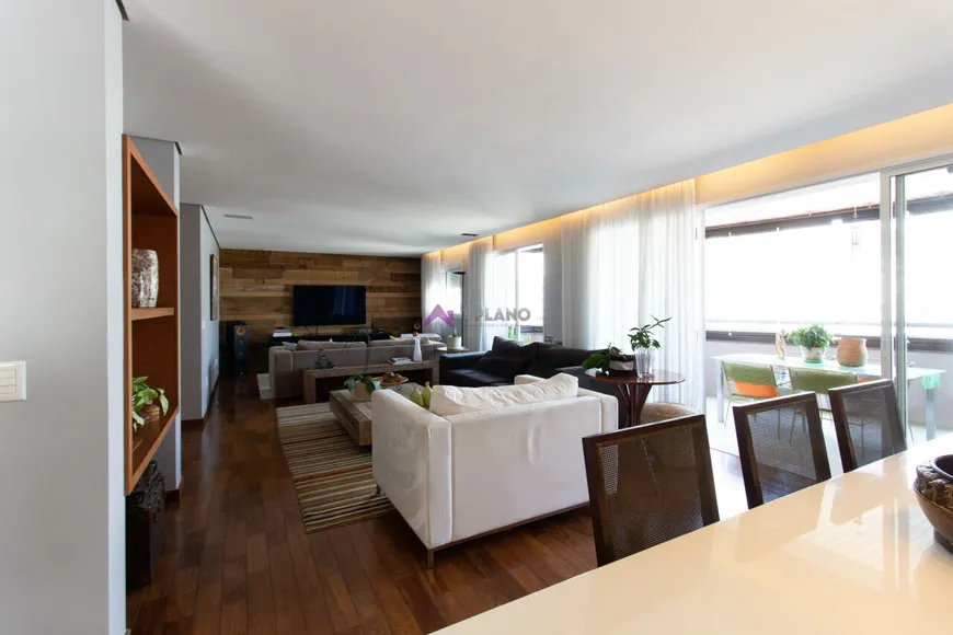 Foto 1 de Apartamento com 3 Quartos à venda, 200m² em Moema, São Paulo