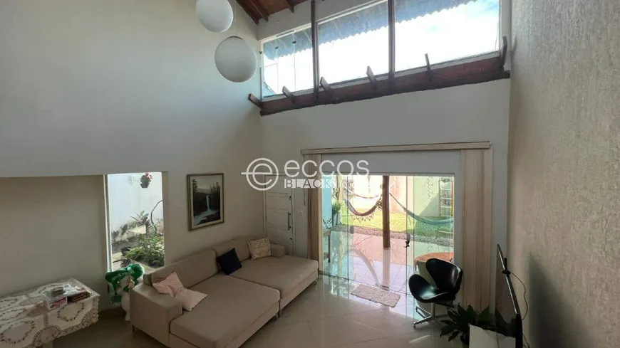 Foto 1 de Casa com 3 Quartos à venda, 199m² em Jardim Holanda, Uberlândia