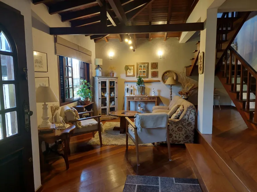 Foto 1 de Casa com 3 Quartos à venda, 230m² em Valparaiso, Petrópolis