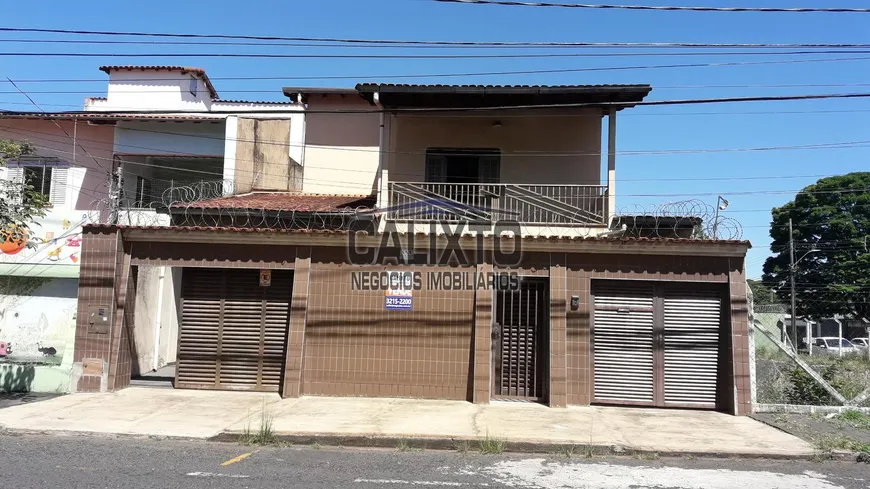 Foto 1 de Casa com 6 Quartos à venda, 500m² em Umuarama, Uberlândia