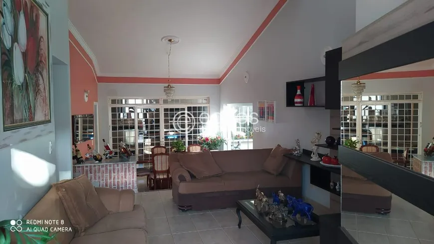 Foto 1 de Casa com 3 Quartos à venda, 240m² em Jardim Colina, Uberlândia