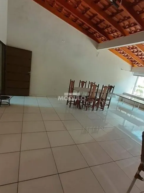 Foto 1 de Casa com 3 Quartos à venda, 200m² em Presidente Roosevelt, Uberlândia