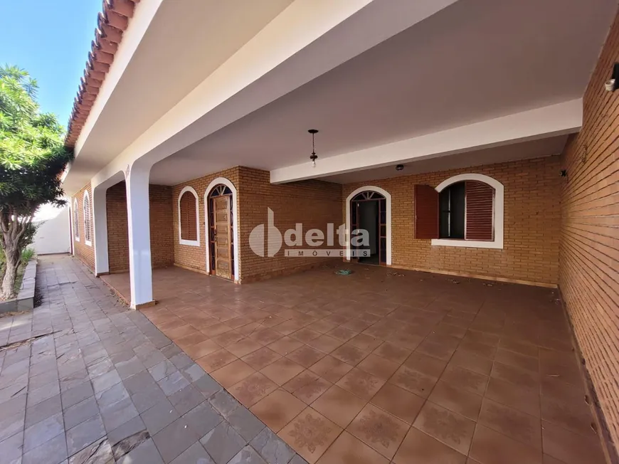 Foto 1 de Casa com 4 Quartos para alugar, 234m² em Centro, Uberlândia