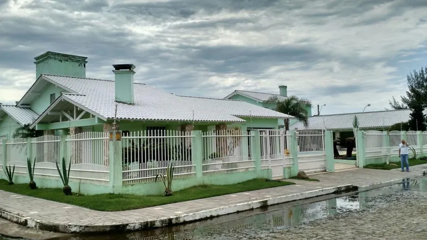 Foto 1 de Casa com 5 Quartos para alugar, 130m² em Noiva Do Mar, Xangri-lá