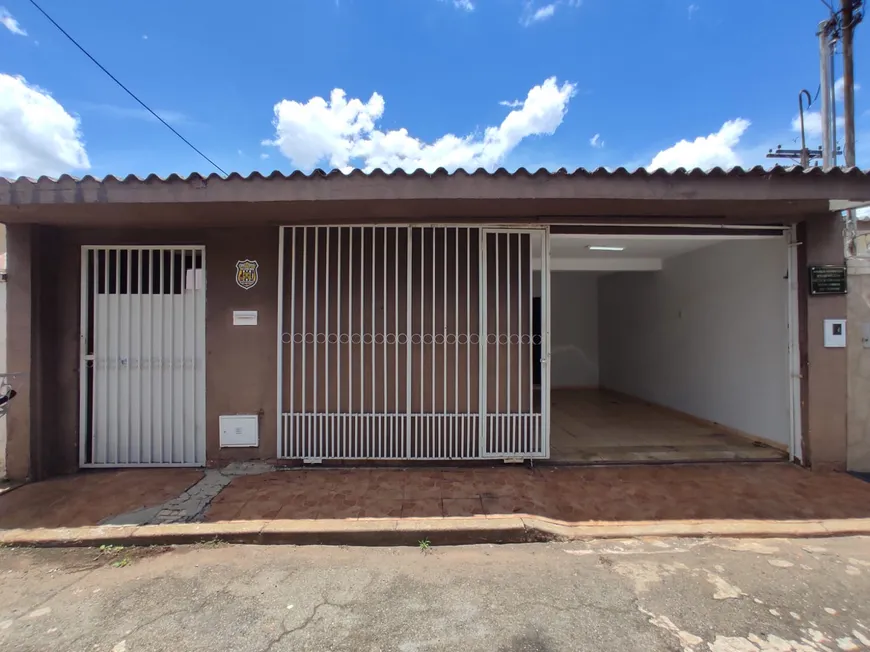 Foto 1 de Casa com 3 Quartos à venda, 136m² em Setor Coimbra, Goiânia