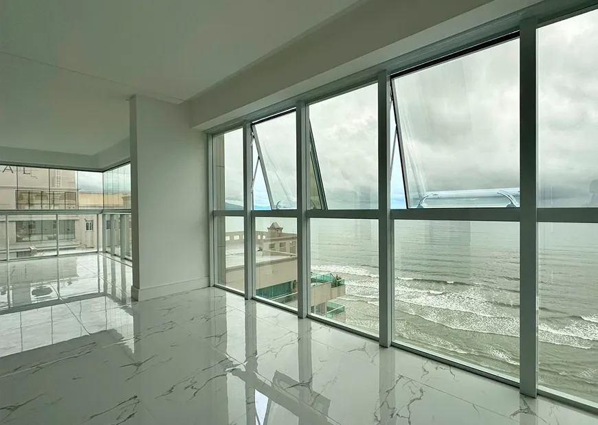 Foto 1 de Apartamento com 4 Quartos à venda, 200m² em Meia Praia, Itapema