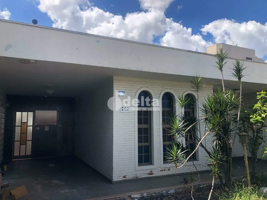 Foto 1 de Casa com 4 Quartos para alugar, 280m² em Lidice, Uberlândia