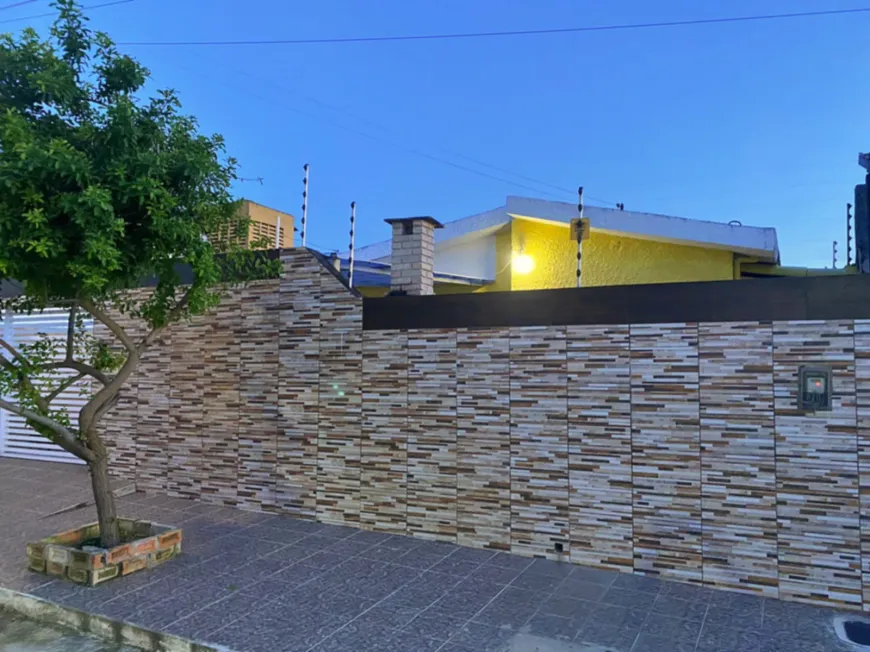 Foto 1 de Casa com 3 Quartos à venda, 120m² em Candelária, Natal