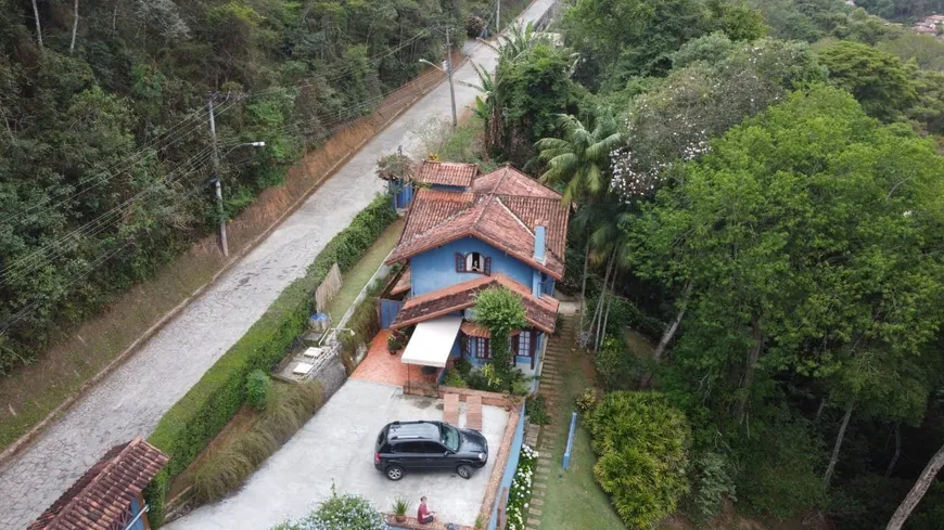 Foto 1 de Casa com 3 Quartos para alugar, 10m² em Nogueira, Petrópolis