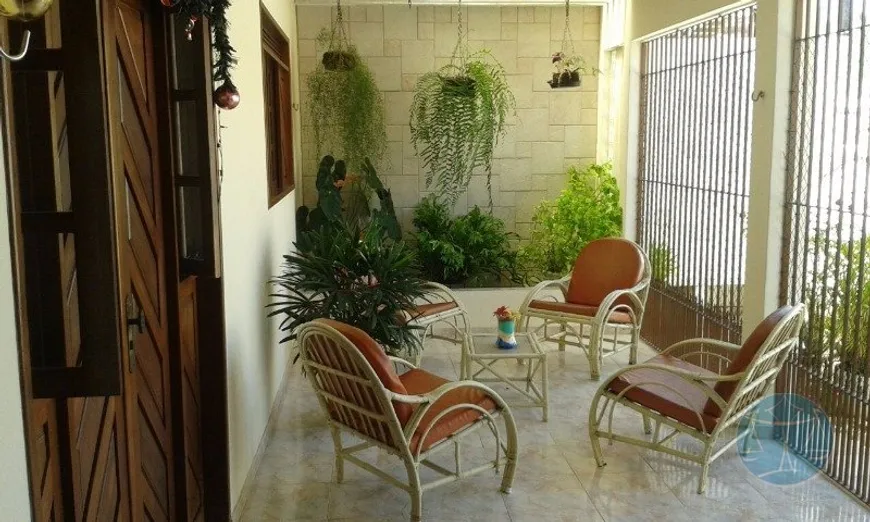 Foto 1 de Casa com 3 Quartos à venda, 185m² em Candelária, Natal