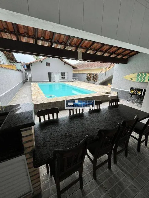 Foto 1 de Casa com 4 Quartos para venda ou aluguel, 362m² em Vila Tupi, Praia Grande