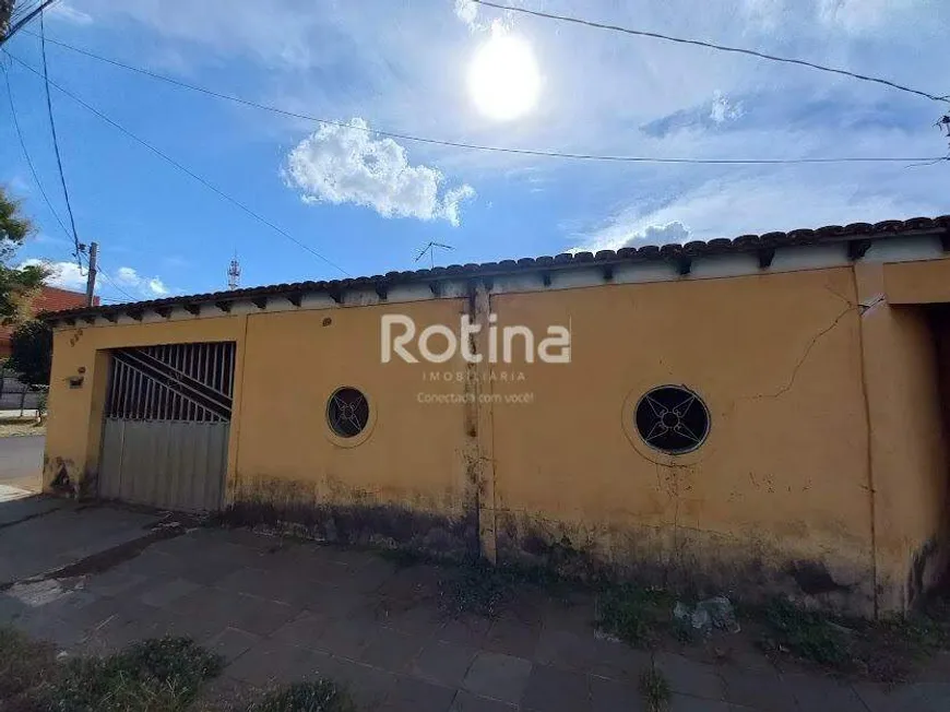 Foto 1 de Casa com 4 Quartos para alugar, 100m² em Residencial Viviane, Uberlândia