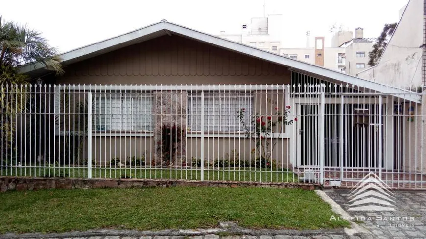 Foto 1 de Casa com 4 Quartos à venda, 382m² em Água Verde, Curitiba