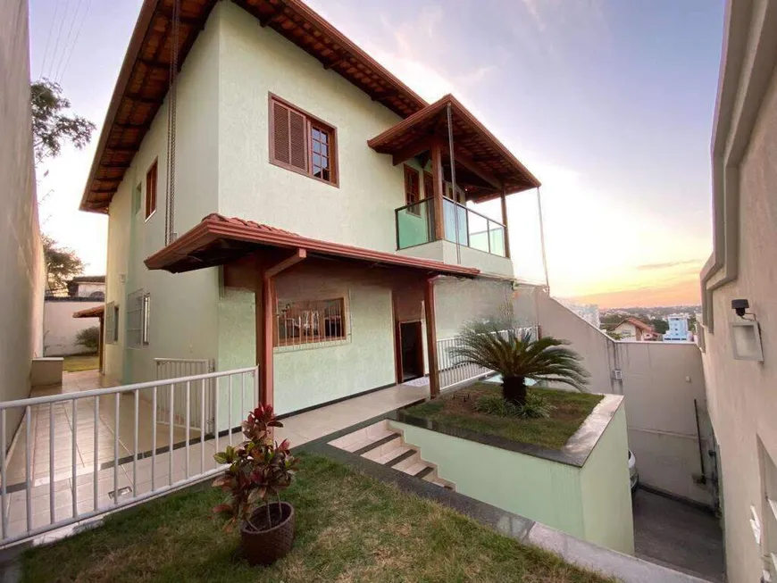 Foto 1 de Casa com 5 Quartos à venda, 258m² em Ouro Preto, Belo Horizonte