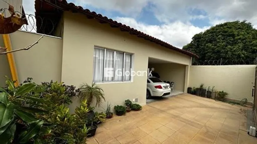 Foto 1 de Casa com 5 Quartos à venda, 282m² em Jardim São Luiz, Montes Claros