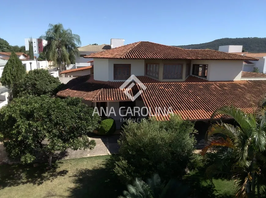 Foto 1 de Sobrado com 5 Quartos à venda, 900m² em São José, Montes Claros